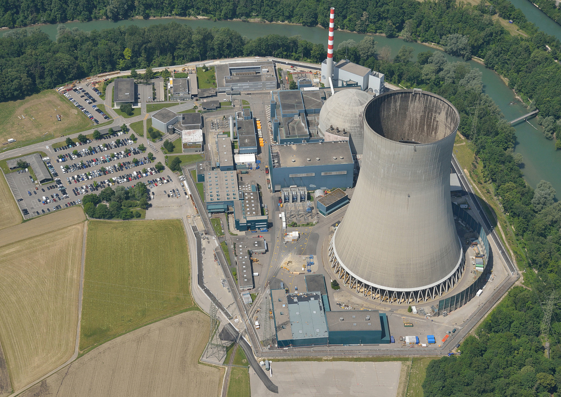 运行50年的高滨核电站1号机冷却水泵管道发生水蒸气泄漏,随即另一台