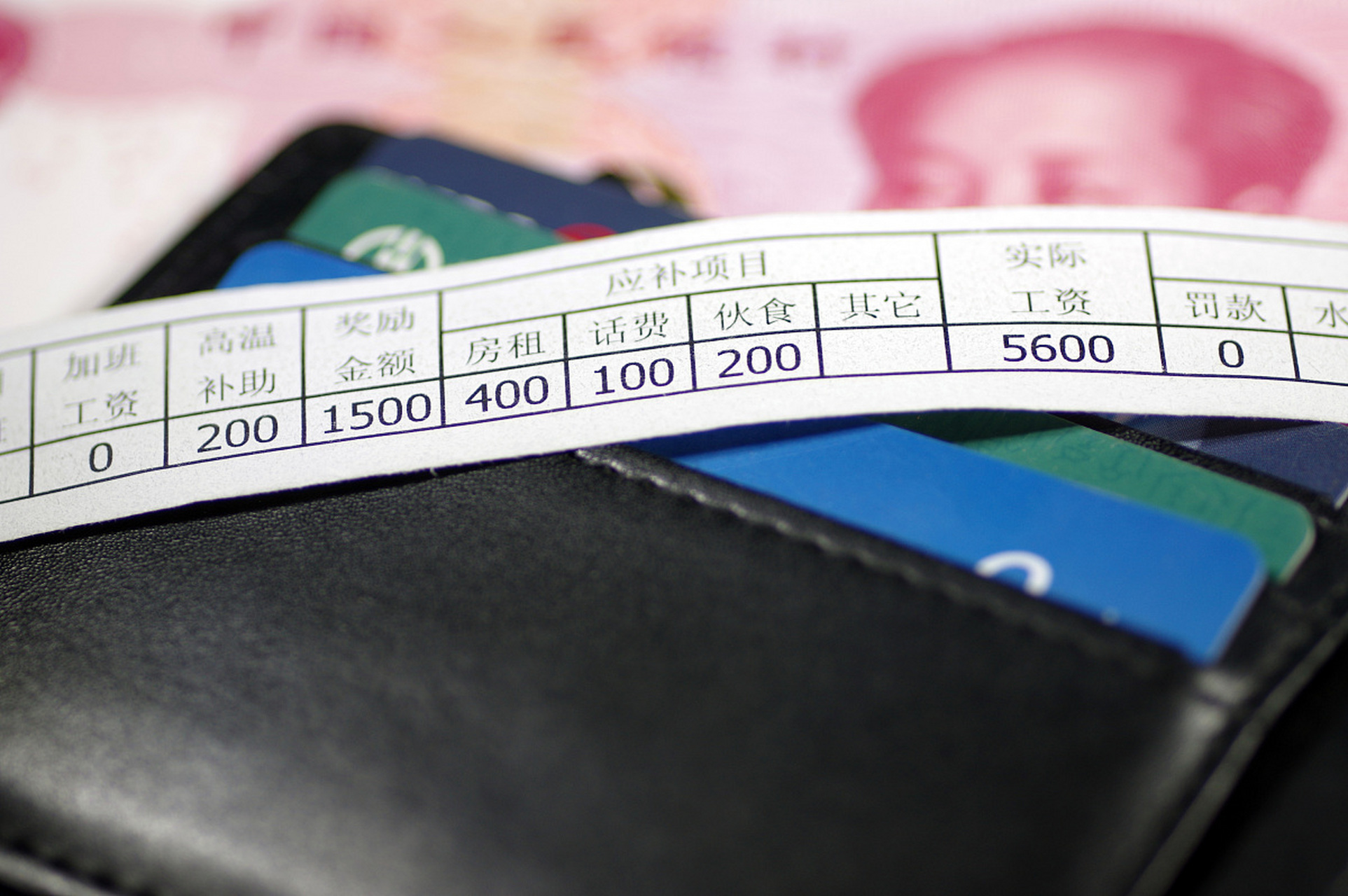 员工应按照实际出勤天数和日工资进行计算,同时注意保留相关证据并