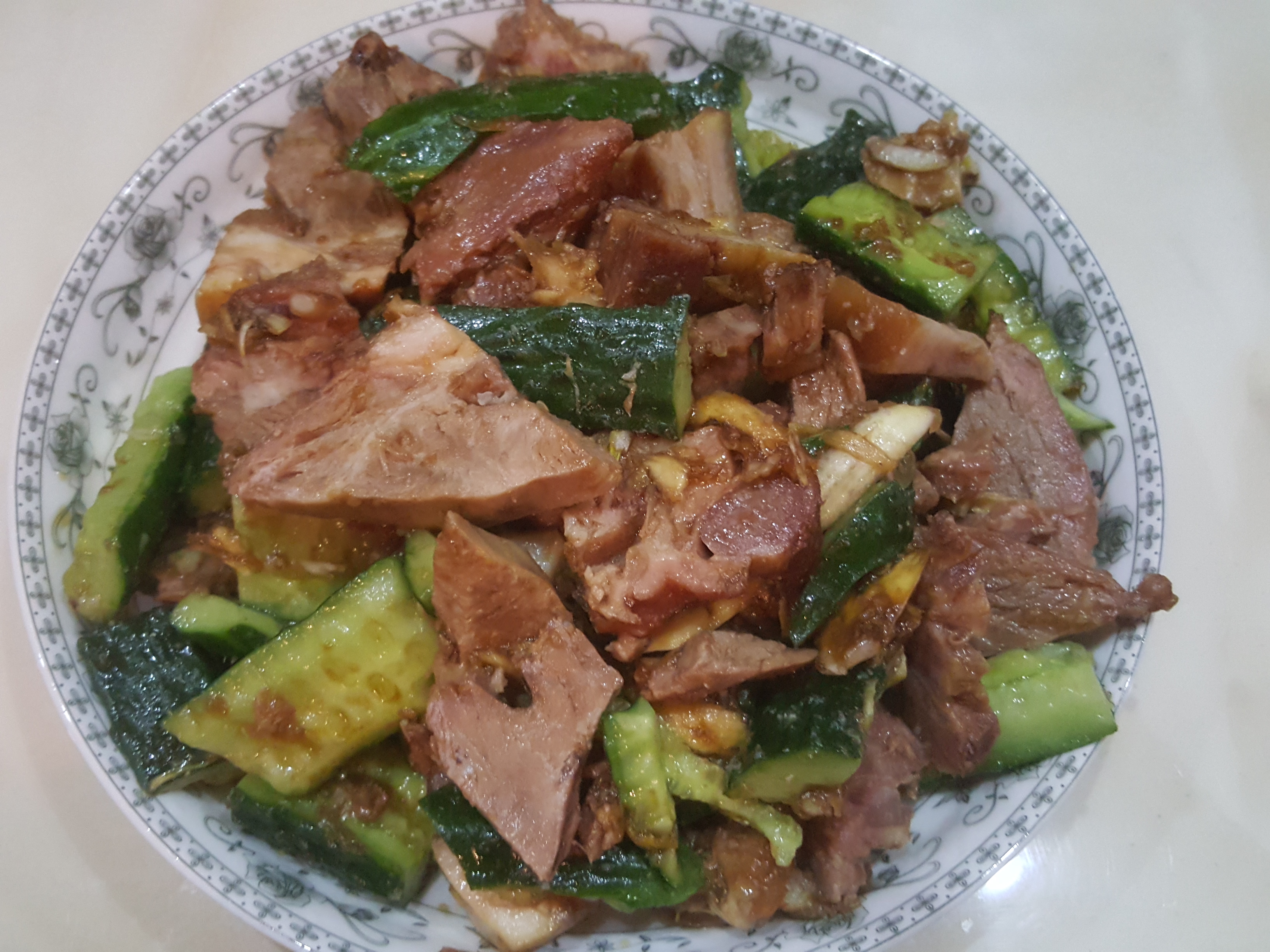 潍坊夜市上的芝泮烧肉,猪头肉拌黄瓜,绝配