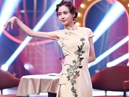 有种"特立独行"叫贾玲,女嘉宾都穿旗袍登场,只有她偏偏不一样!