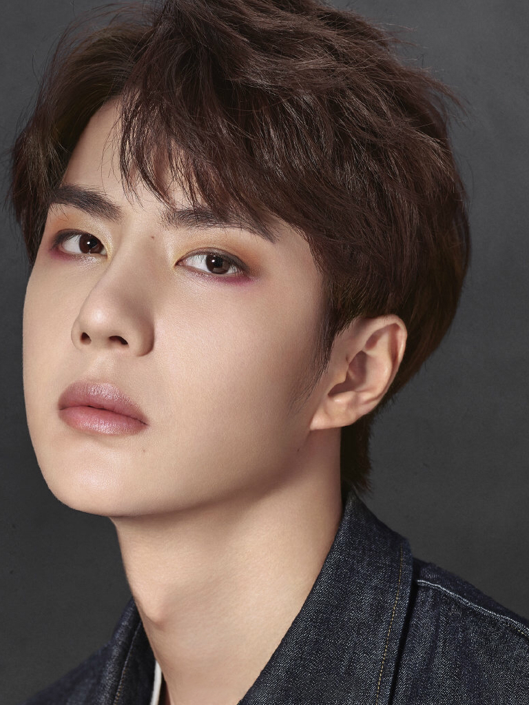 王一博变彩妆博主?红色系眼妆上线,化身魅惑狮子系男孩!