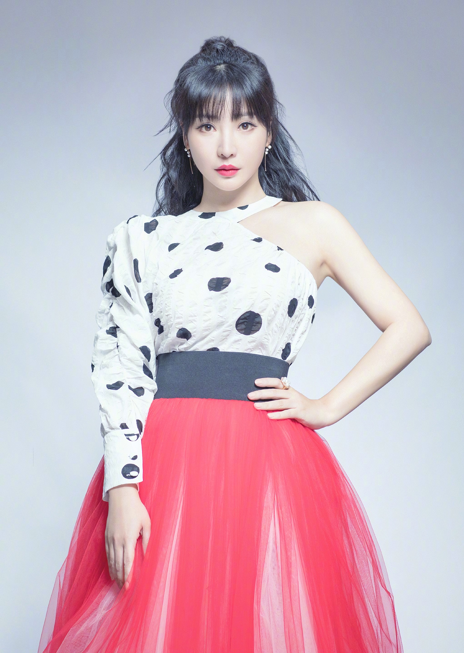 柳岩只不过剪了齐刘海,搭配卷发明媚俏皮似少女,感觉只有20岁