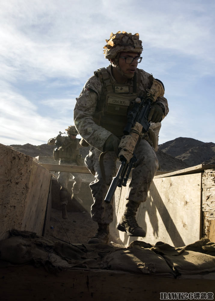 美国海军陆战队接收第三代防弹背心 采用激光切割技术 更适合女兵