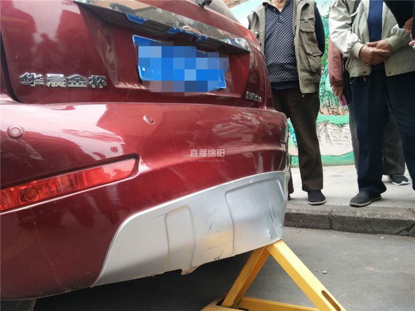 綿陽:業主倒車撞上地鎖 這鍋該誰背?