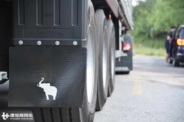 8吨,德国施密茨侧帘挂车是怎么做到的?