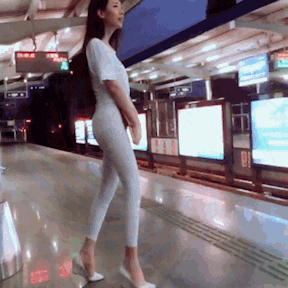 搞笑gif图:美女扔捧花的技术不错啊,后面没一个人接到