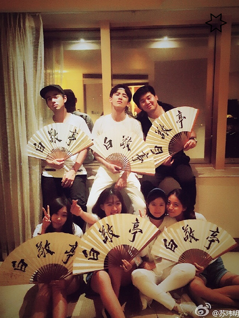 羡慕苏玮明能每天见到白敬亭,也替表哥头疼,那么多鞋不便宜吧?