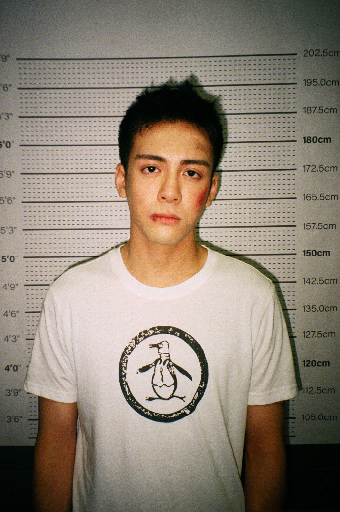 曾舜晞晒出真实身高,加上头发一米九五 网友:可能没睡醒