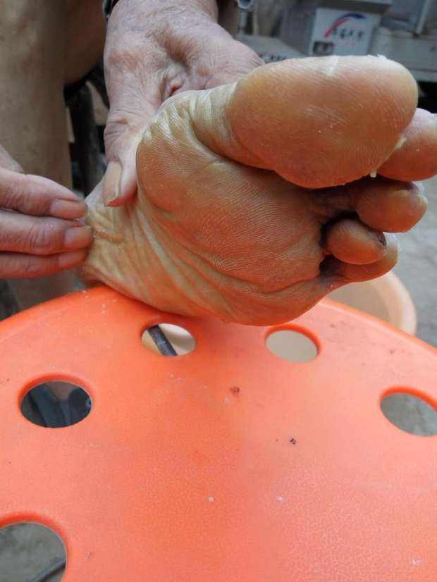 42岁陈数半露香肩,凹凸感身材惹人羡,滑嫩嫩"巴掌脚"更吸睛