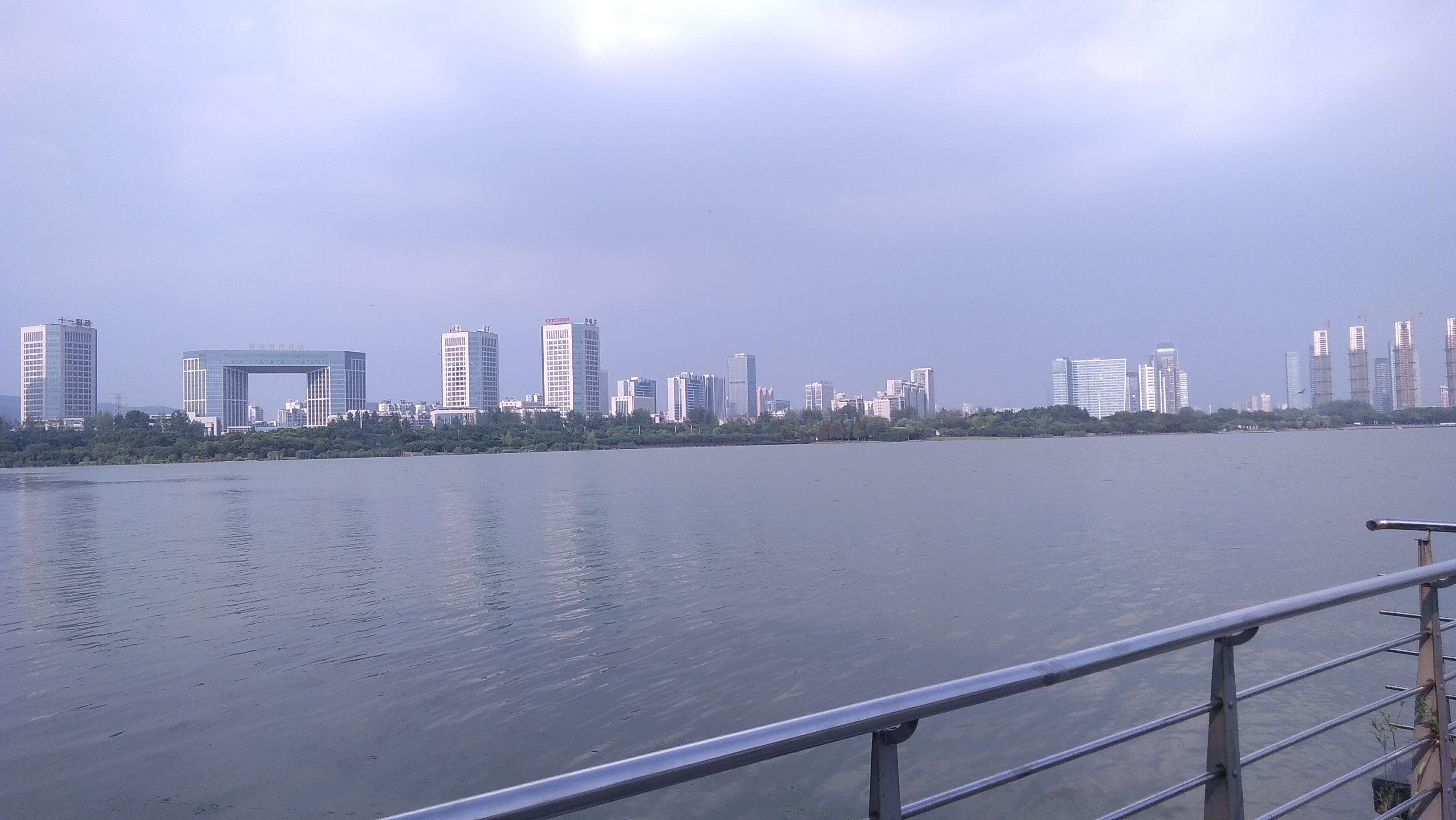 从蠡湖边远拍无锡城区,眼前是一座风景秀丽而又现代化的城市