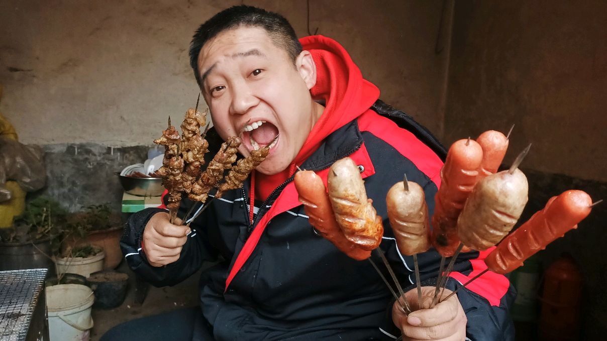正宗农村烧烤,全家人一起忙,老妈看孩子,老爸炒菜,一家人幸福