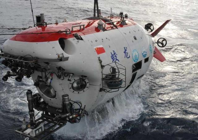 "娇龙"号新母舰"深海一号"在华中海域下水