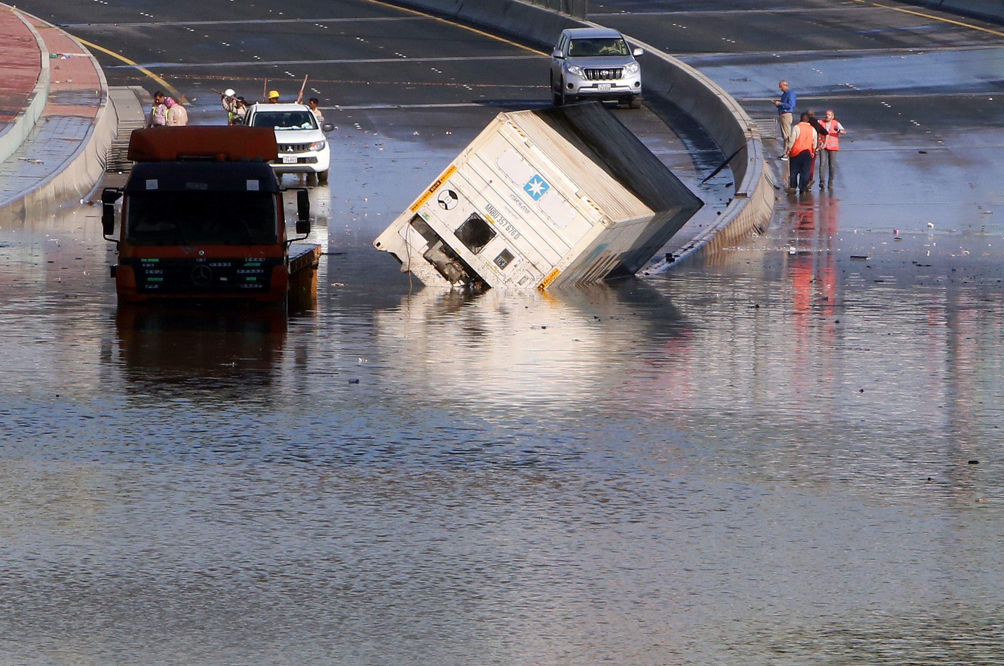 科威特首都暴雨致内涝