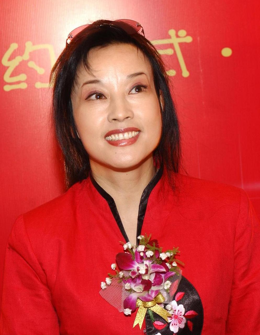 刘晓庆,一位备受尊敬的演员和艺术家,最近再次扮演少女,她的演技和