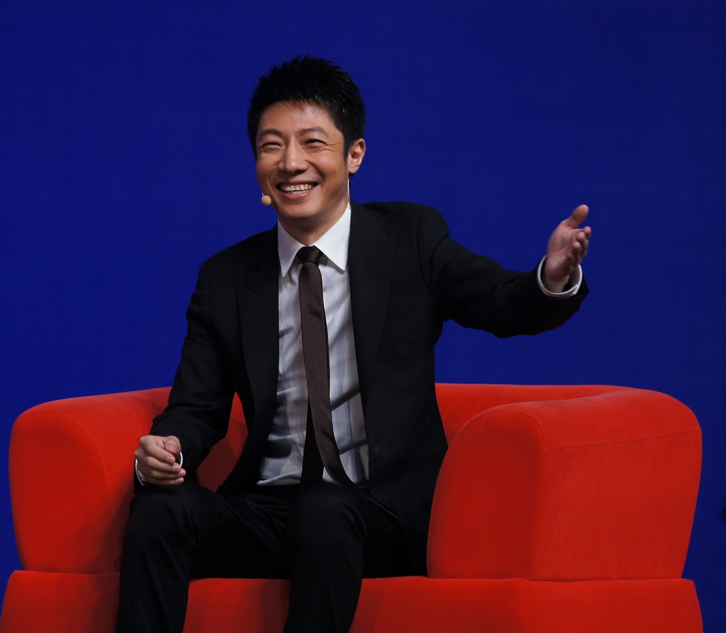 新婚之夜,李白抱着撒贝宁说:"结婚后aa制,我不花你的钱,你也别用我的