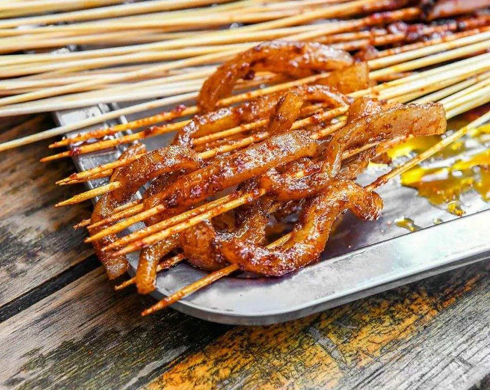 打卡济南夜市#济南夜市美食——烤鸭肠,一到夜市,就闻到了一股很浓郁