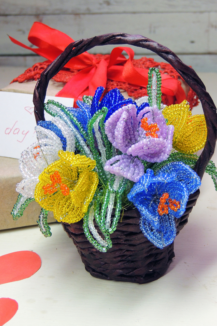 废旧物品经过改造可变为独特手工艺品,如用包装纸和绳子制作花篮,破损