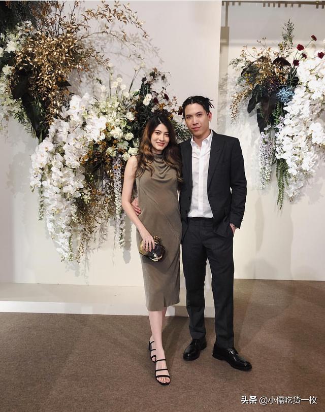 而且老公pok还在后面偷拍margie呢.