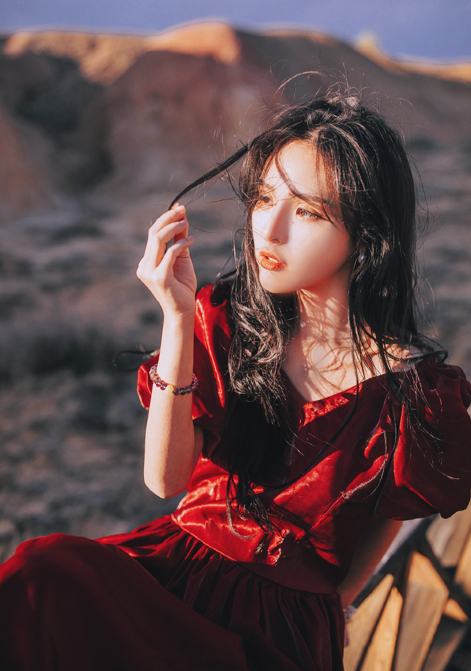 美图摄影:塞外的黄沙满天 红裙女孩秀美感性!