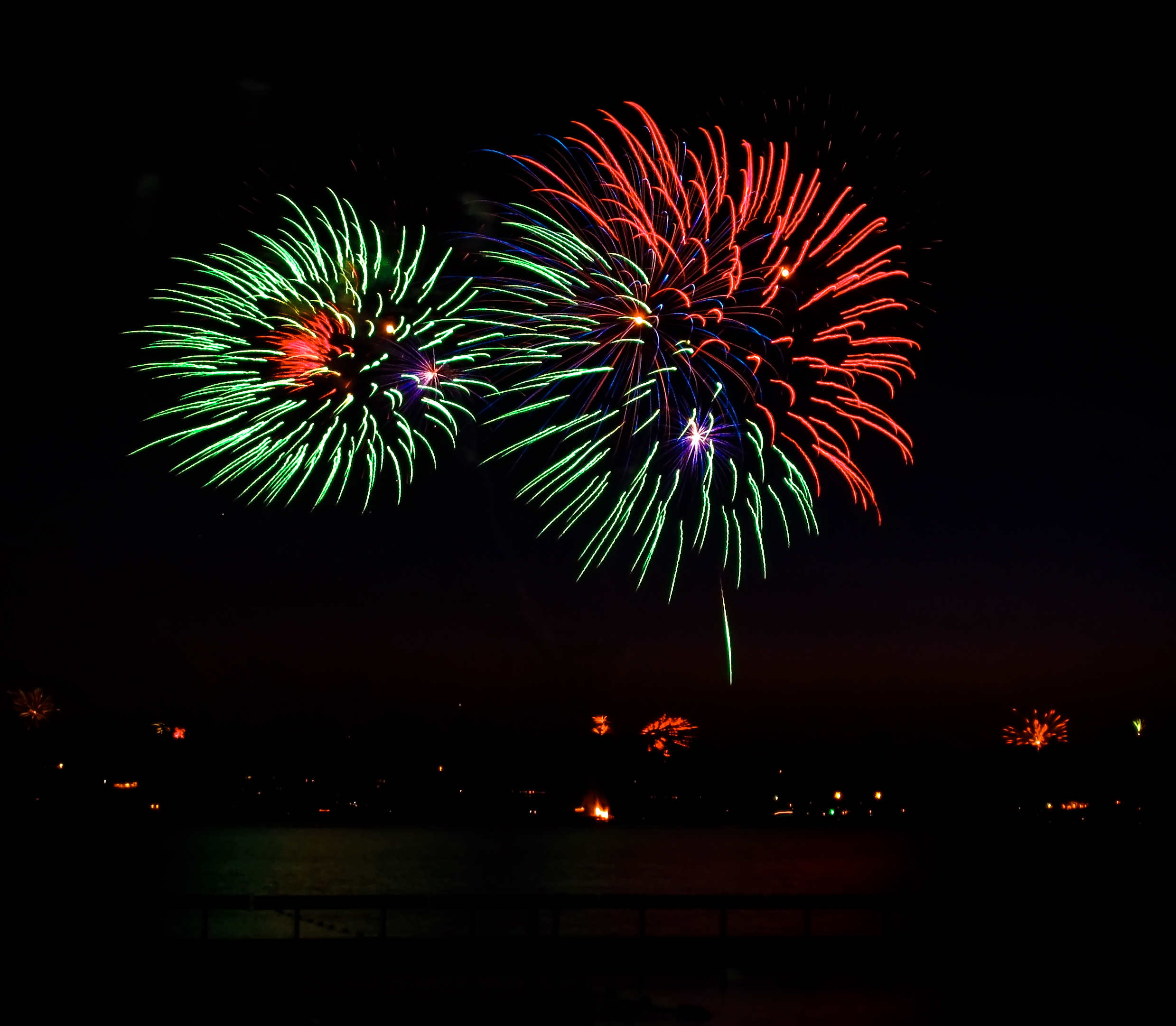 烟花在寂静的夜空中爆开时,绽放出七彩的美丽.