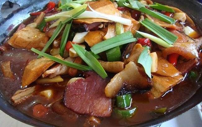 腊肉火锅乃西充饮食文化之一朵奇葩 为西充美味佳肴之一绝