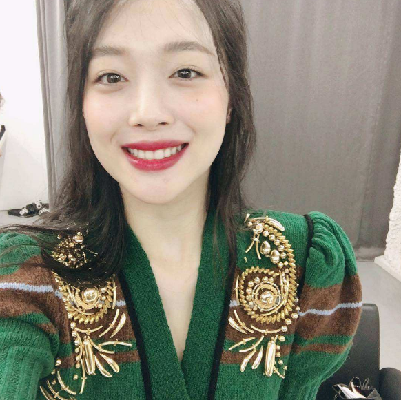 有颜任性?蓝眉毛配上粉色头发,崔雪莉新造型引起大家争议