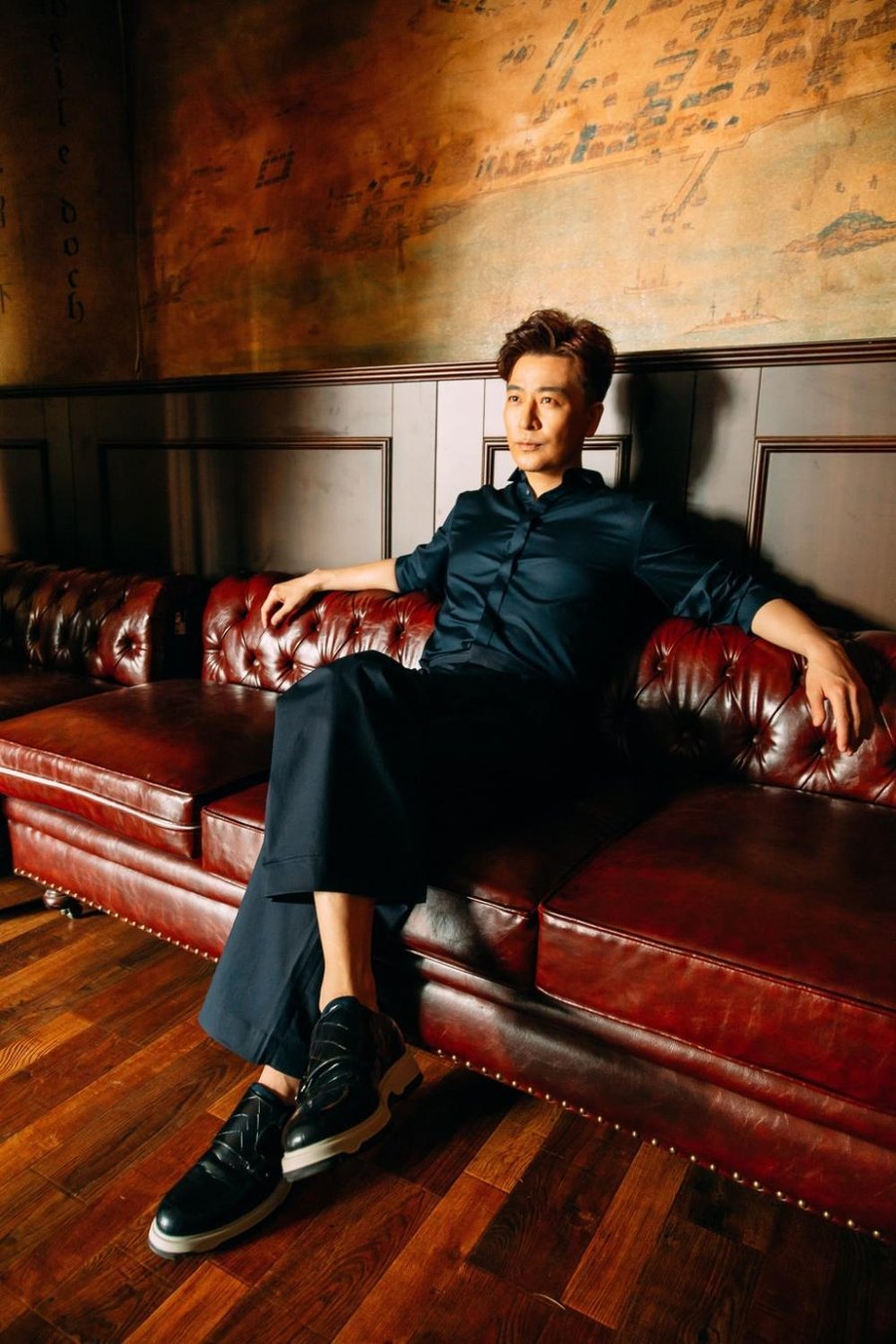 于毅,高大帅气,却饰演了一名娘娘腔