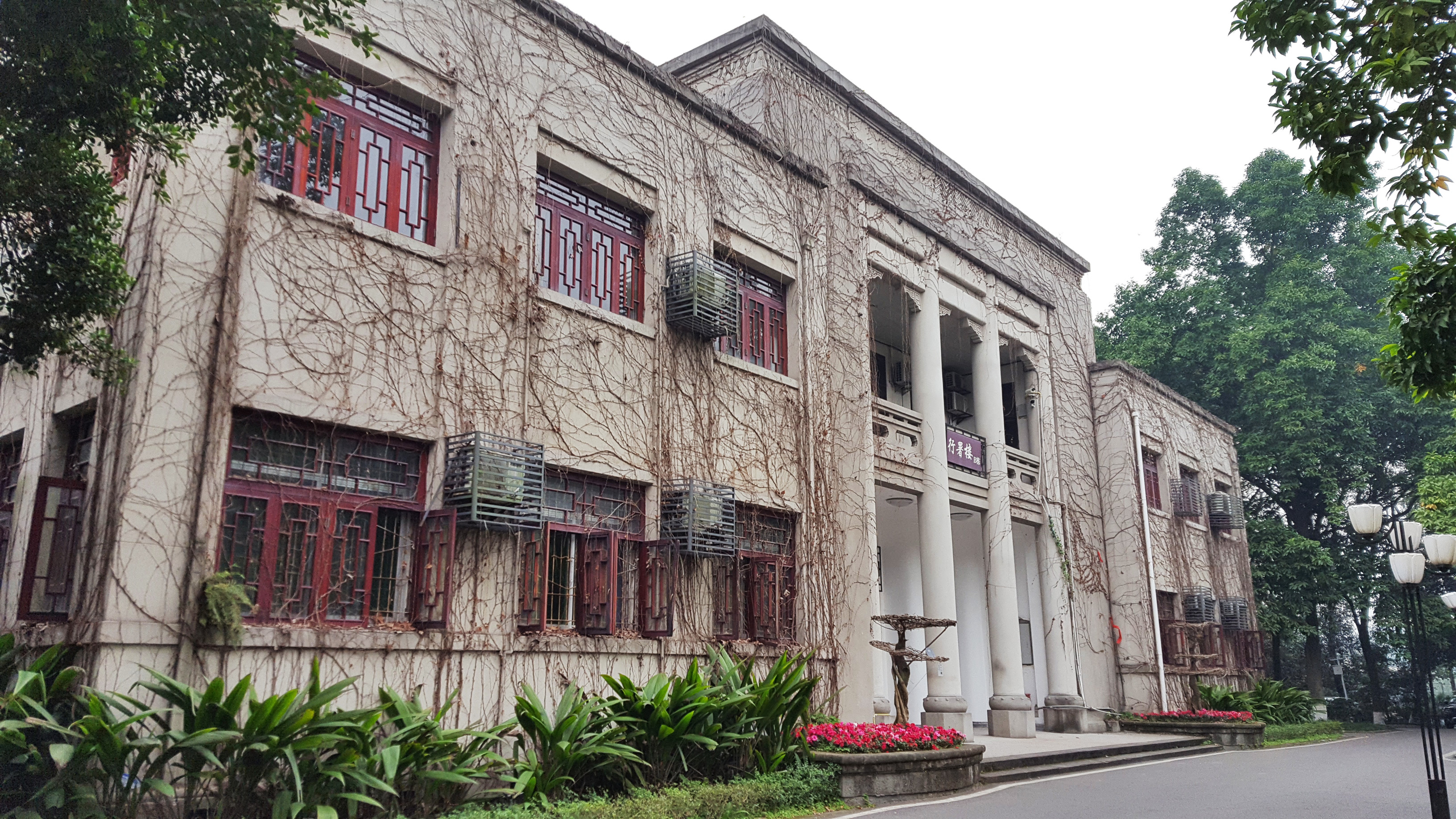 随后几天我和亲友又抽空去了环境优雅,文化气息浓厚的西南大学,记得