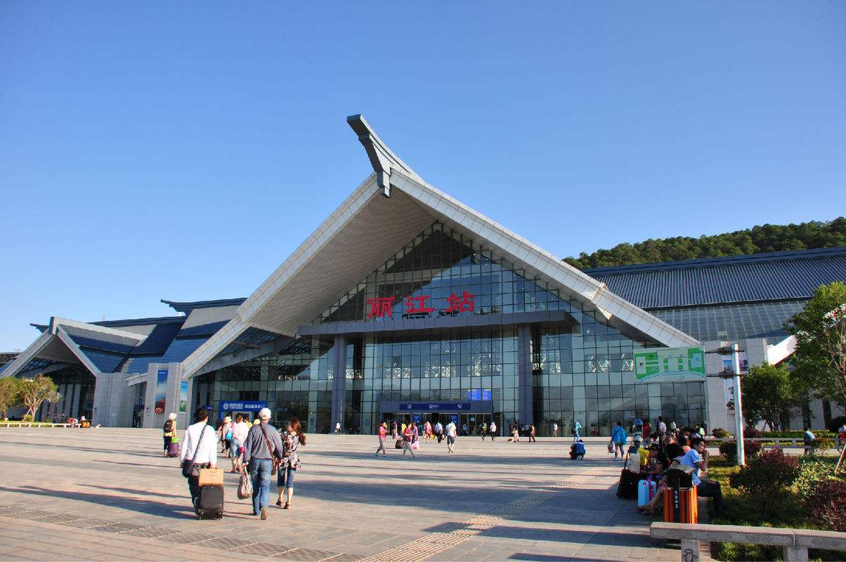 昆明至丽江的动车从昆明出发,途经楚雄彝族自治州和大理白族自治州