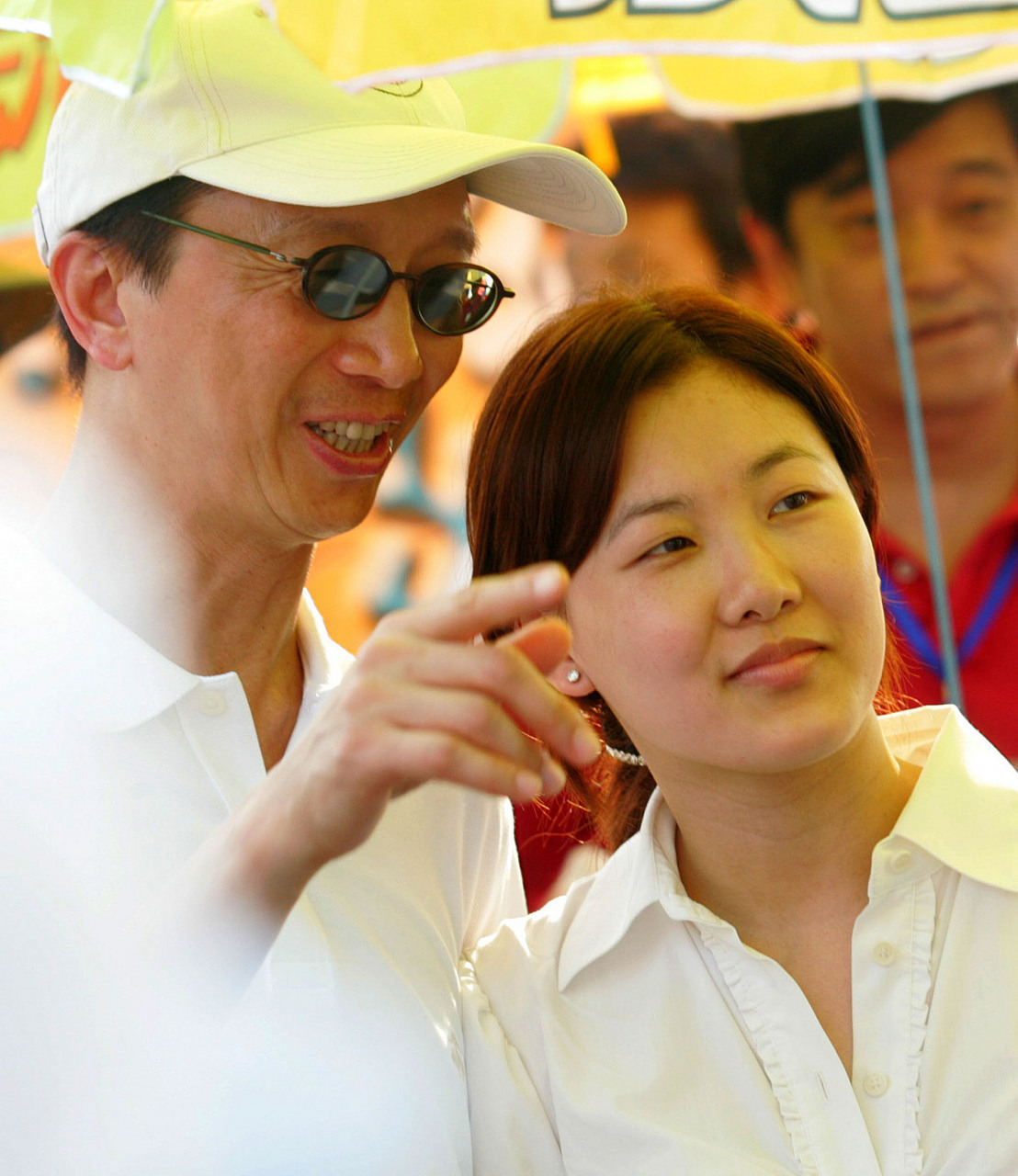 你看伏明霞和吴敏霞的生活史很相似,都是跳水冠军,做的头面人物的