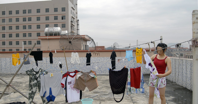 农民工女孩宿舍晾衣服,时常遭遇尴尬