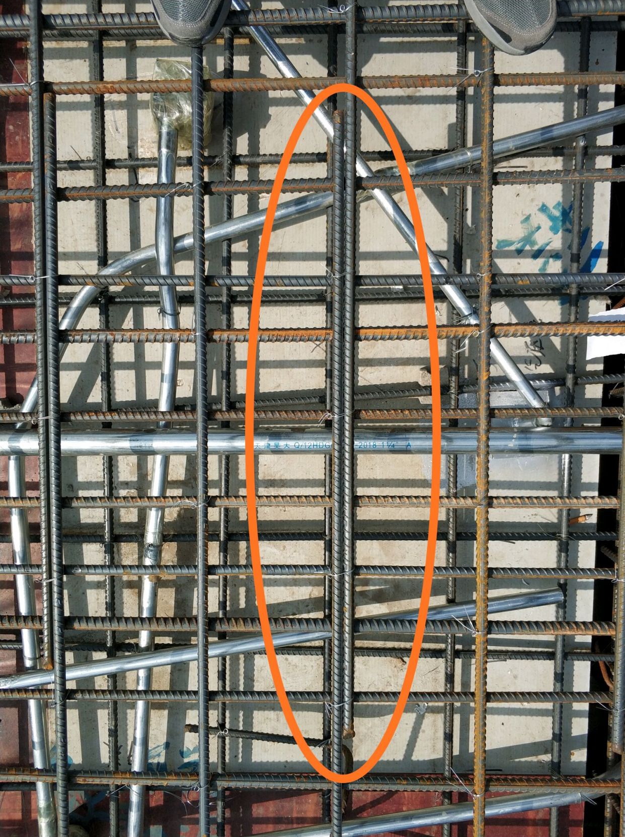 规定要求:轴心受拉及小偏心受拉杆件的纵向受力钢筋不得采用绑扎搭接