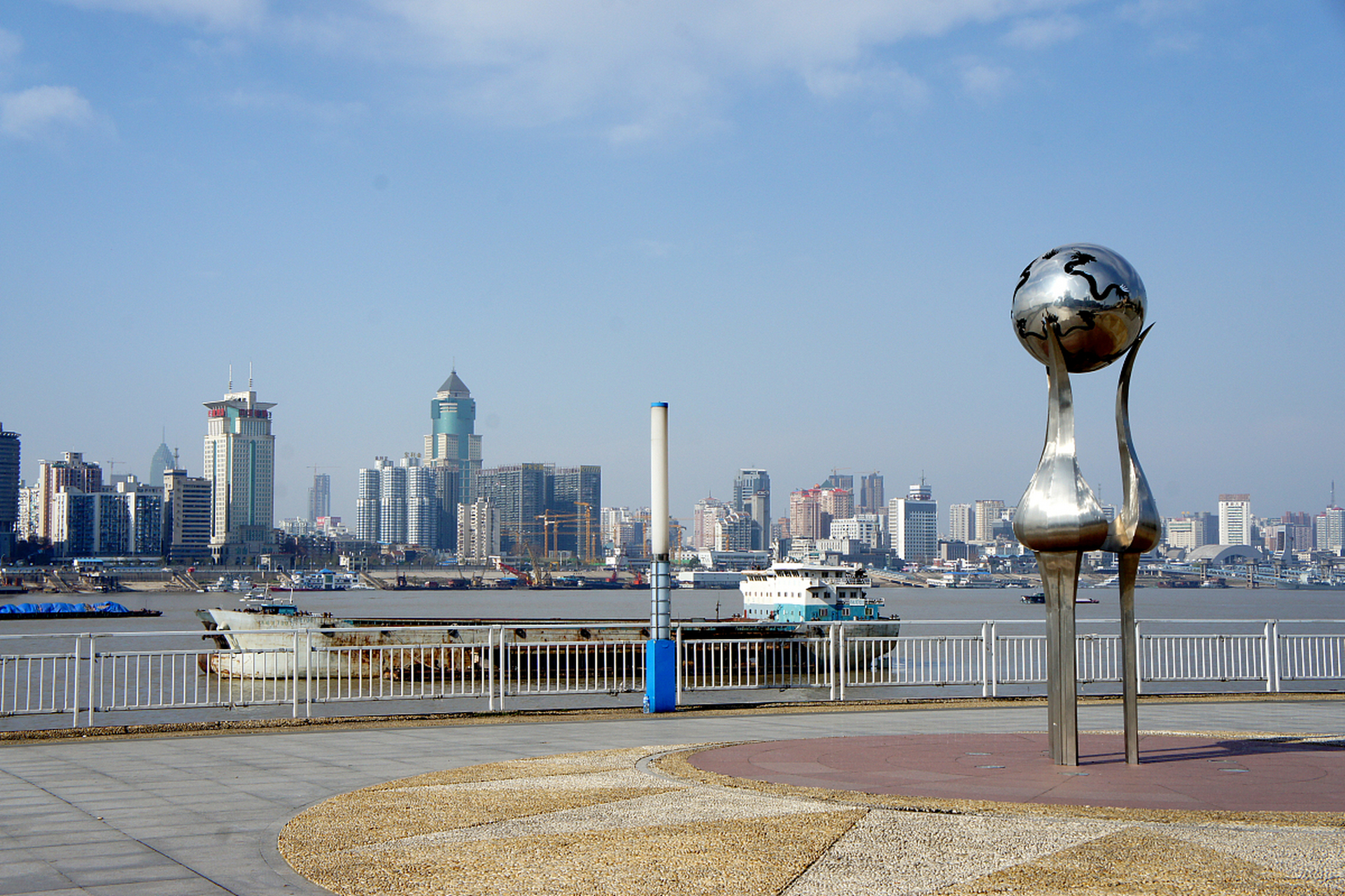 武汉赏春记# 春日江滩风情:武昌江滩的诗意之旅  春天,是武昌江膊