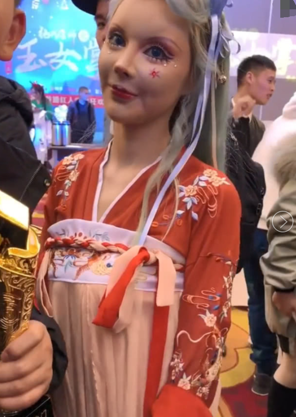 迪丽拉穿汉服啥样子?照片曝光惹争议,网友:迪丽拉也是中国人!