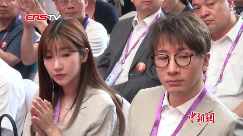 刘谦携太太王希怡亮相海峡论坛:婚姻是两岸和谐非常大的帮助,社会,民生,好看视频