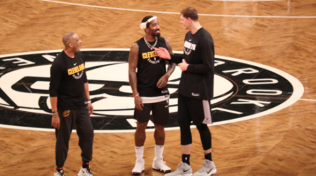 骑士官方晒出jr和莫兹戈夫赛前寒暄照片