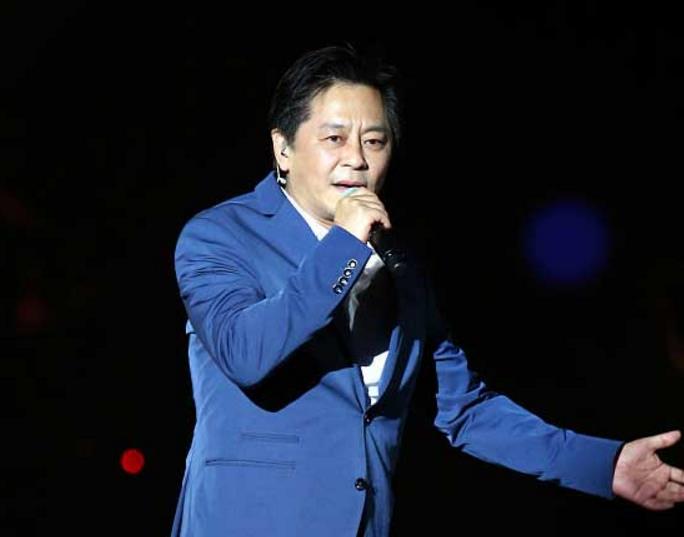 所以也导致了他后来被投毒的事件,要不凭借英皇老总杨受成的影响力