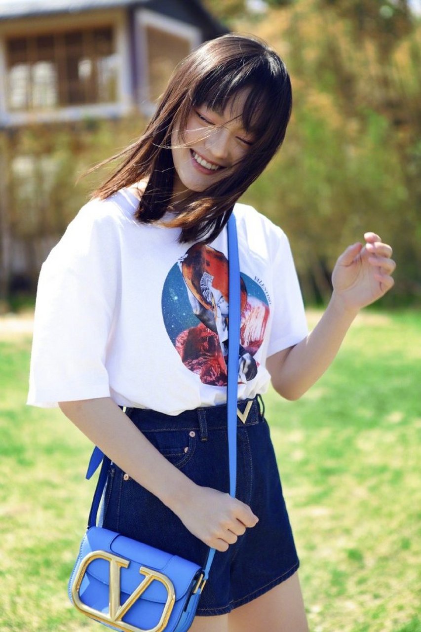 文琪最新春日写真,白衬衫配牛仔短裤笑容治愈迷人,浪漫春日里的清新少