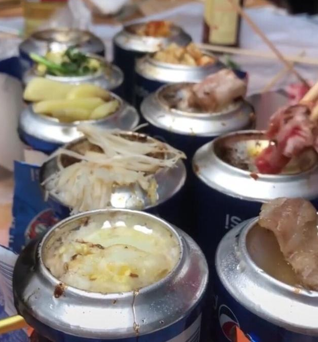 同学在宿舍用易拉罐做烧烤大餐,菜品丰富,网友:要不送你个锅?