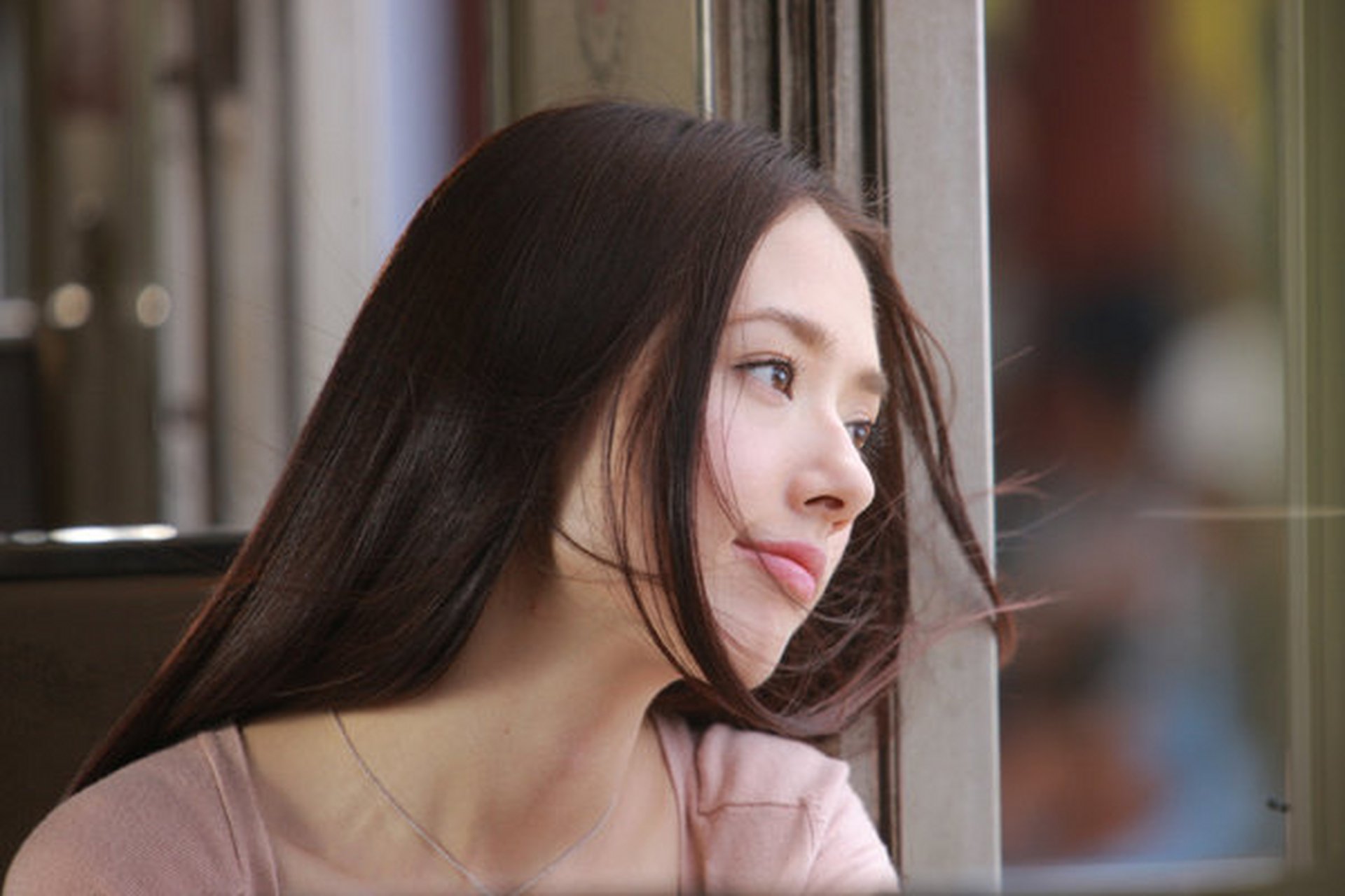 郭碧婷在广告中真的很美,靓丽的长发配精致的五官,向佐真捡到宝了