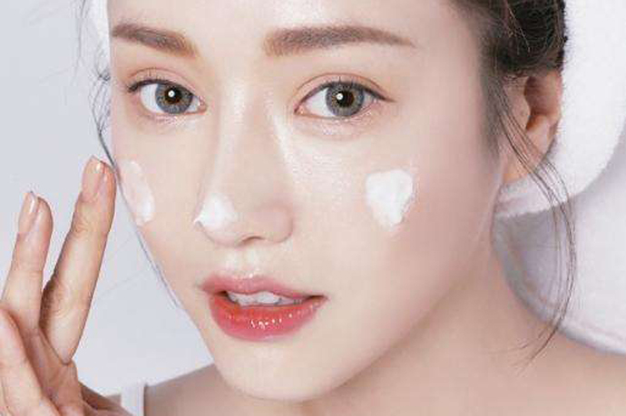 先擦乳液再擦面霜?乳液跟面霜只能直接擦?这些年,你都用错了!