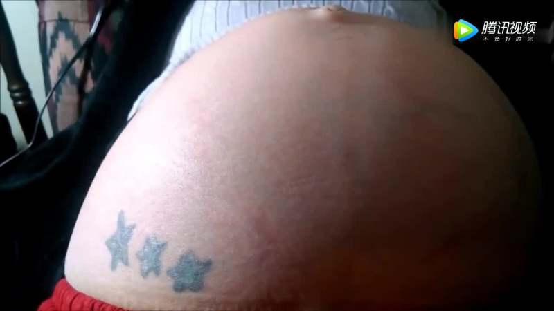 怀孕40周的宝妈肚子里宝宝胎动非常剧烈 疼的宝妈嗷嗷叫 亲子 孕产 好看视频