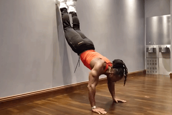 把肩上推举倒过来做是什么体验?在家徒手练肩,这动作难度五颗星