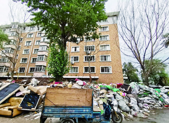 哈尔滨市中北春城三期居民反映 垃圾杂物囤楼前臭味熏人