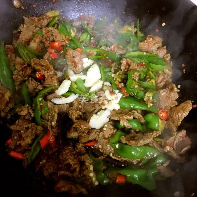 快手辣炒牛肉,餐桌必备的下饭菜,天天吃都不烦