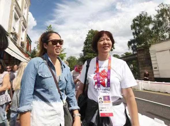 郎平女儿和郎平长相如同"姐妹",身高1米9,笑起来母女俩神相似