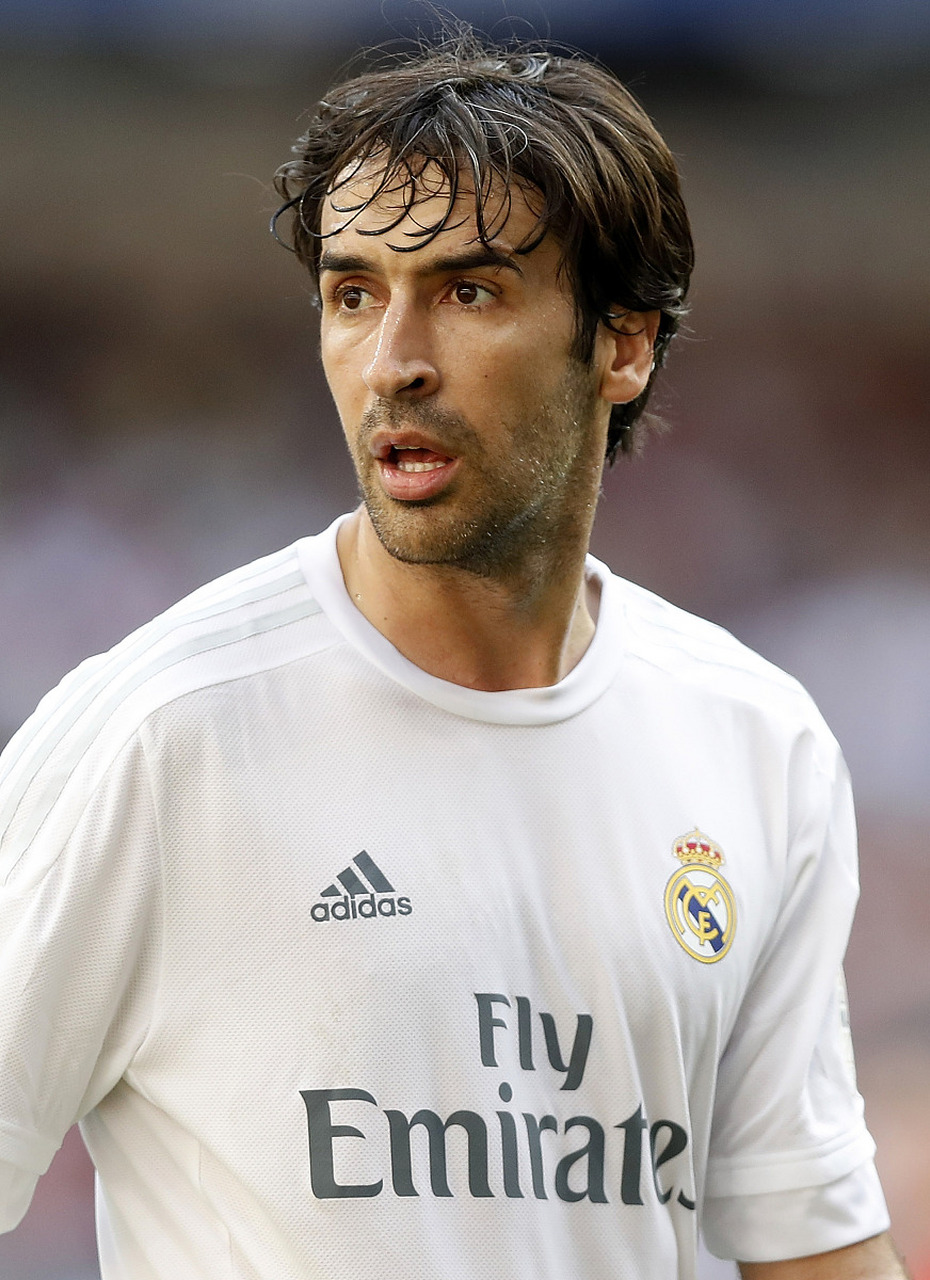 近日,意大利足球传奇门将布冯宣布正式退役,结束了他在足球场上的辉煌