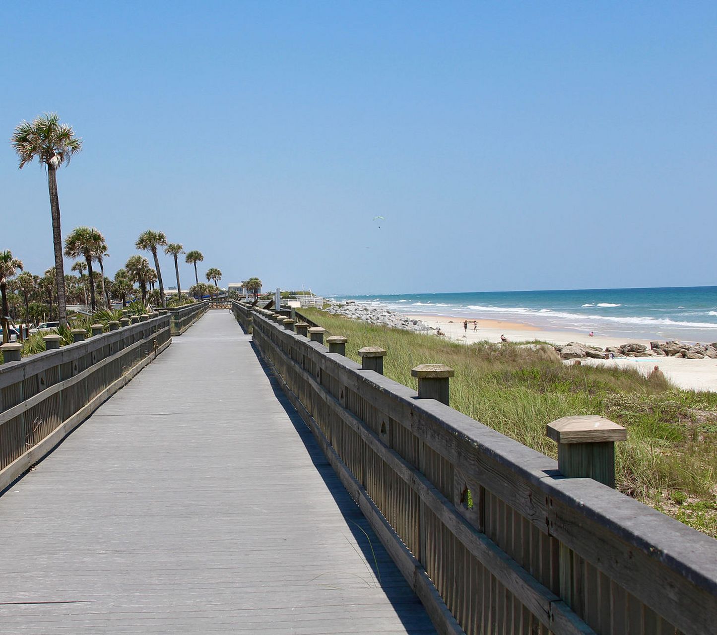 珠海的情侣路是著名的海边景点,全长约28公里,拥有宽阔的海滨大道