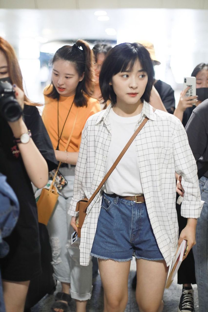 沈月和易梦玲放一起,才发现沈月颜值好高.