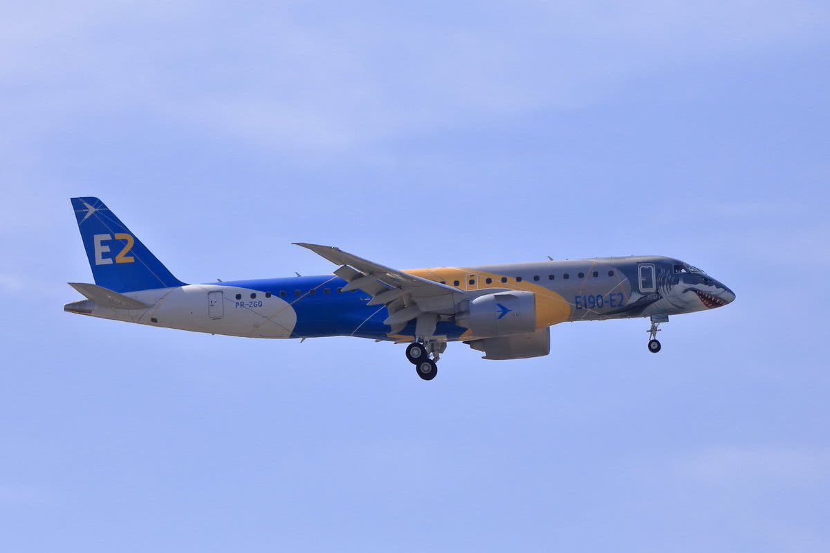 图为起飞后的e190-e2,这涂鸦还是挺拉风的!
